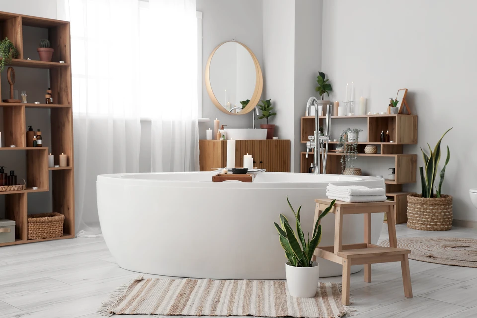 Salle de bain moderne avec baignoire îlot blanche au centre