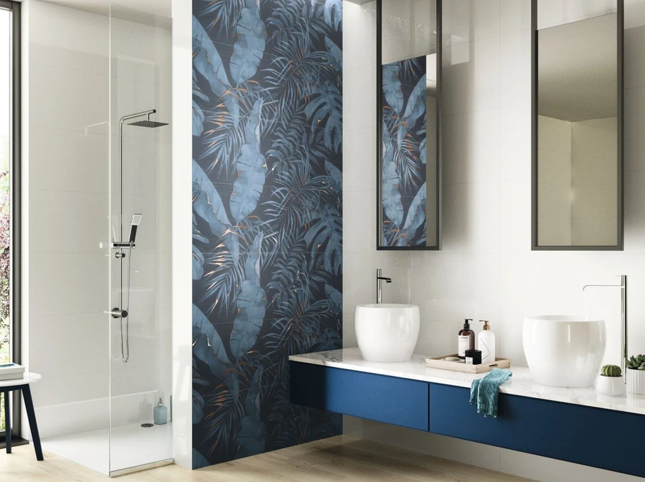 Salle de bain moderne avec douche à l'italienne, double vasque sur meuble bleu marine et plan de travail en marbre blanc