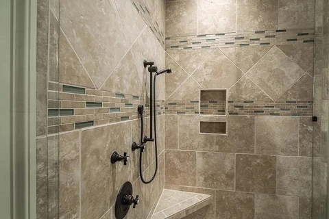 Douche italienne moderne avec carrelage mural beige marbré disposé en diagonale