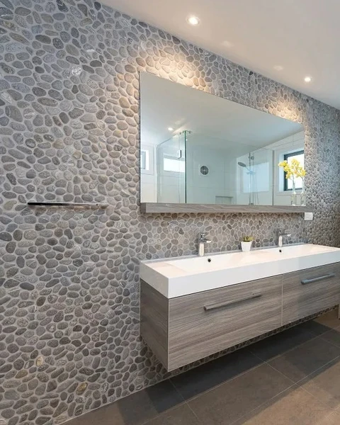 Salle de bain moderne avec vasque double suspendue en céramique blanche et meuble sous-vasque en mélaminé effet bois