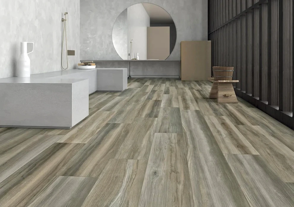 Salle de bain moderne avec baignoire îlot blanche, meuble vasque suspendu gris et miroir rond