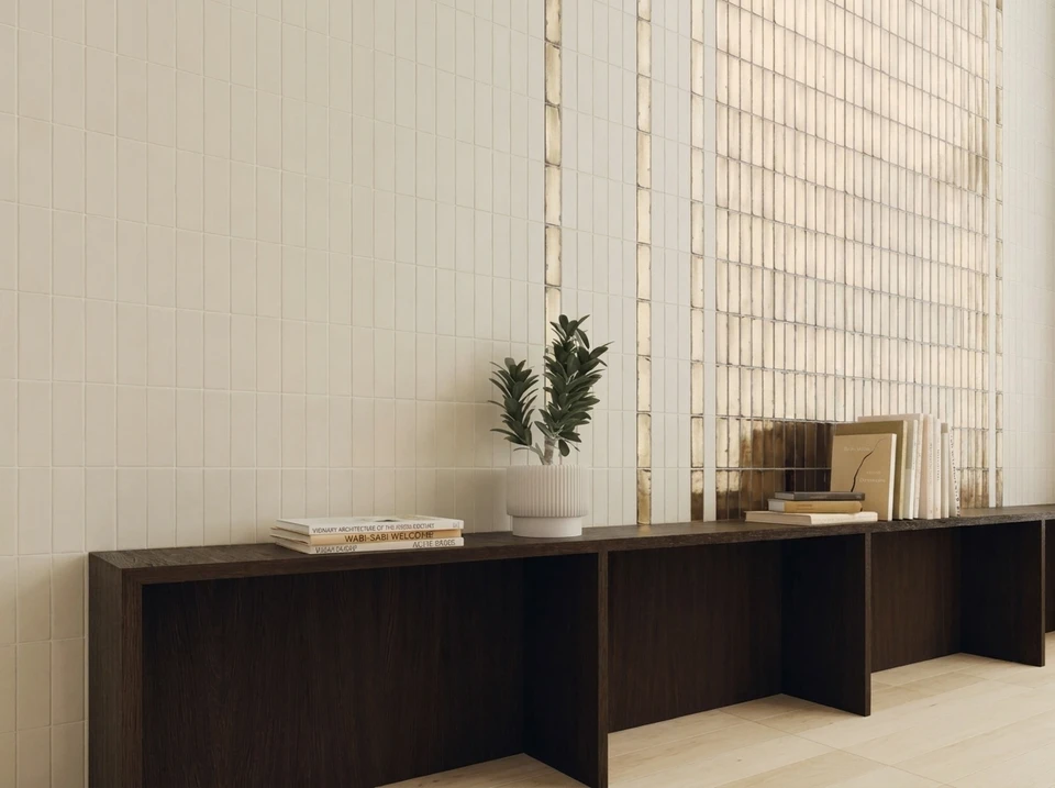 Intérieur d'un showroom ou bureau d'architecte avec échantillons de carrelage disposés en éventail sur sol carrelé blanc veiné