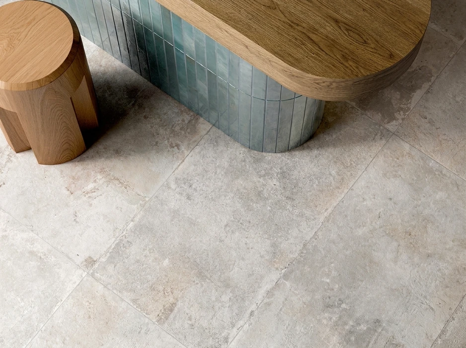 Salle de bain moderne avec vasque double suspendue en céramique blanche et meuble sous-vasque en mélaminé effet bois