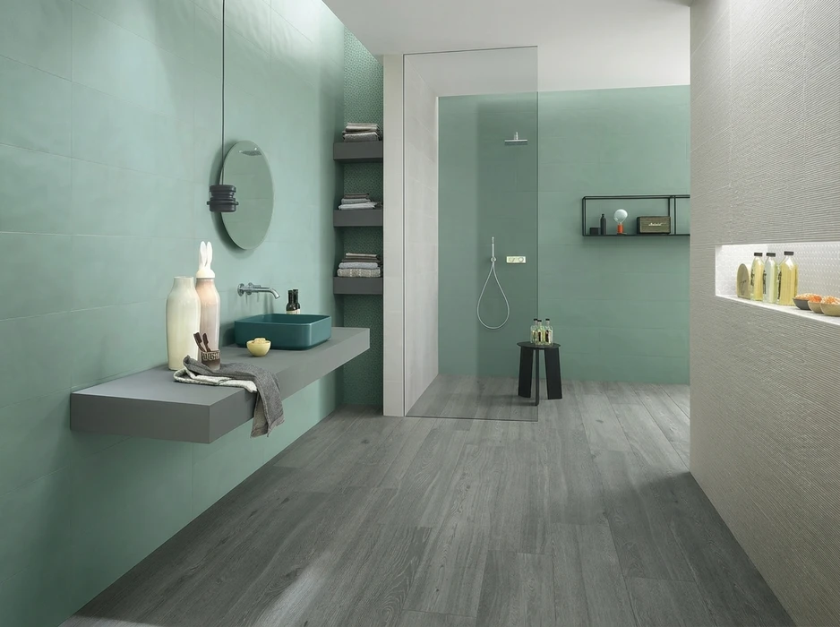 Salle de bain moderne avec douche à l'italienne, vasque rectangulaire sur plan suspendu, miroir rond et étagères murales