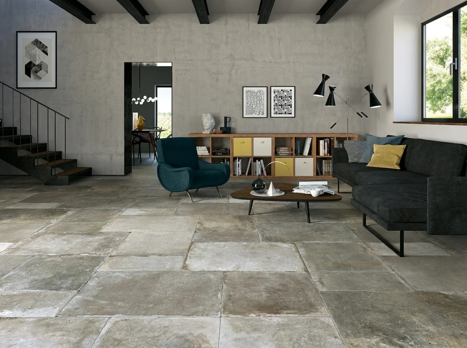 Intérieur moderne avec mobilier en bois naturel disposé sur un sol carrelé
