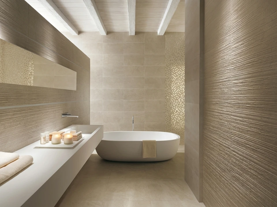 Salle de bain moderne avec baignoire îlot blanche rectangulaire, meuble vasque suspendu laqué blanc, WC suspendu