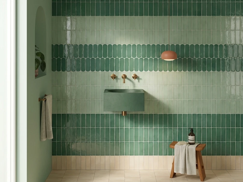 Salle de bain moderne avec douche à l'italienne, vasque rectangulaire sur plan suspendu, miroir rond et étagères murales