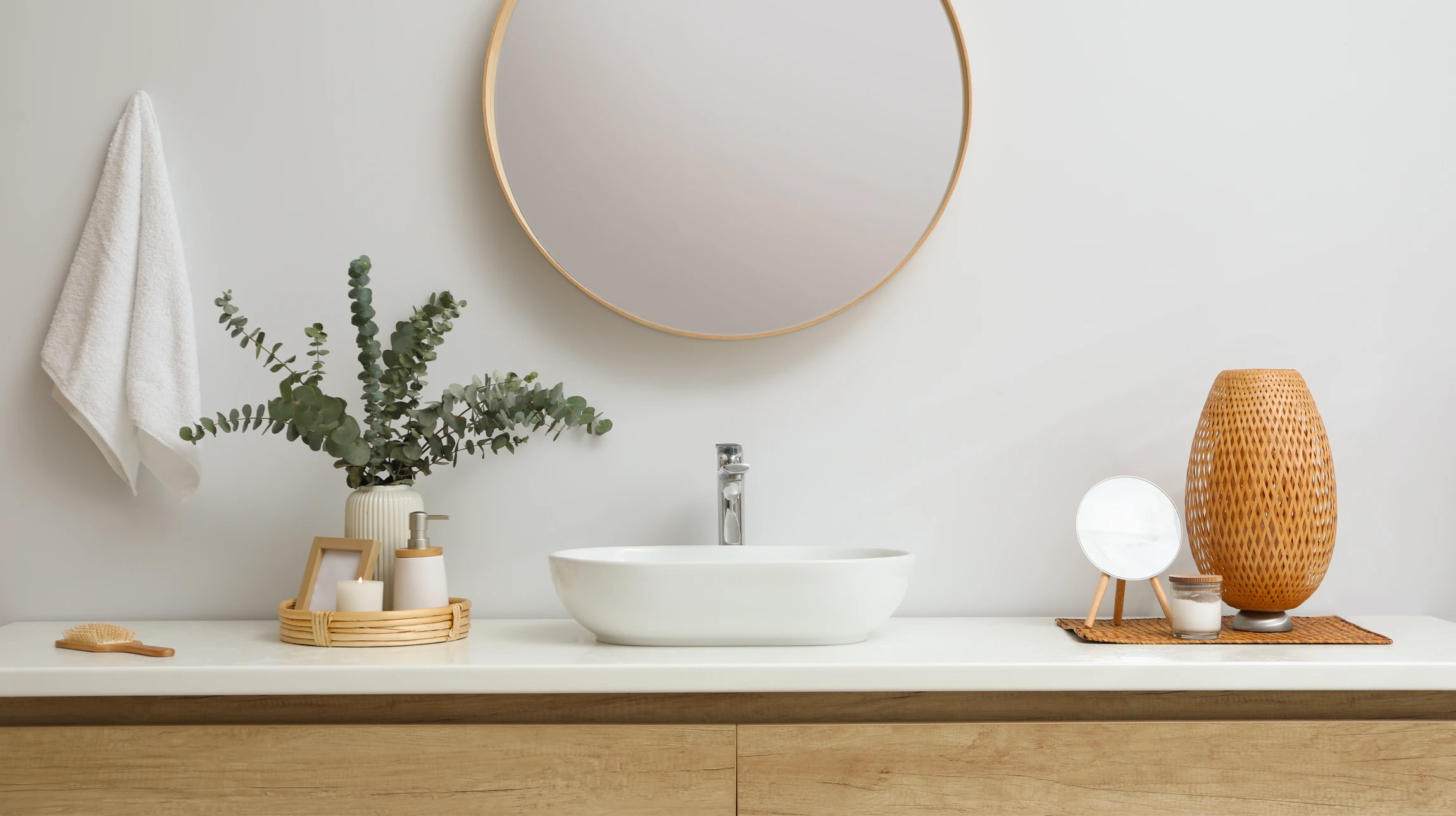 Intérieur moderne avec robinet chromé de cuisine ou salle de bain, design gooseneck avec bec verseur courbé et poignée latérale sphérique