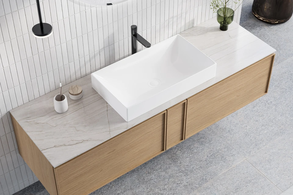 Intérieur de cuisine avec robinet en laiton doré de style traditionnel installé sur plan de travail blanc