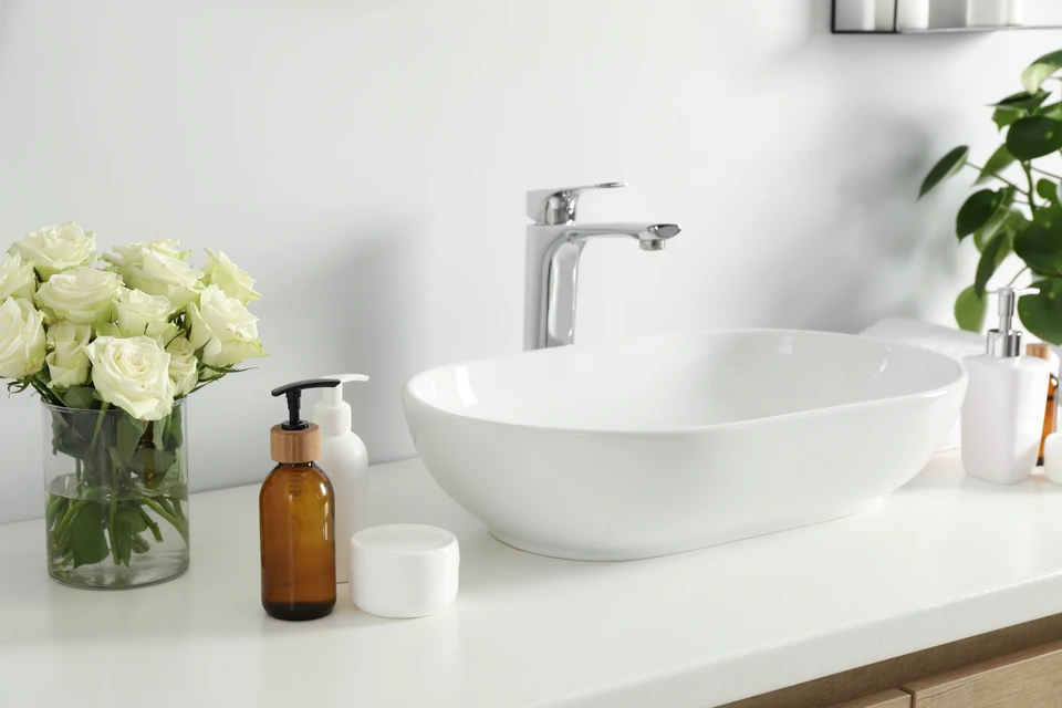 Intérieur de cuisine ou salle de bain avec robinet chromé qui goutte